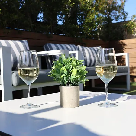 Port Eugeni فندق